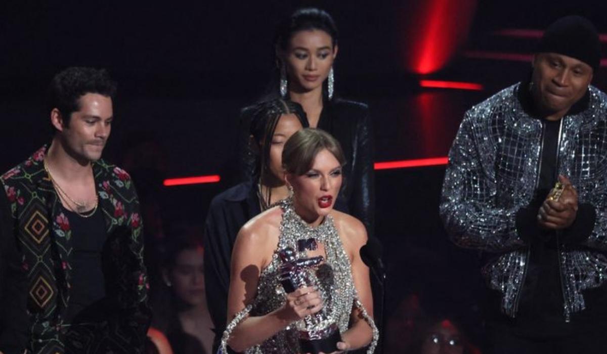 Taylor Swift Wins Top MTV Video Award Announces New Album